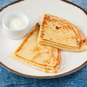 Блинчики с ветчиной и сыром и сметаной