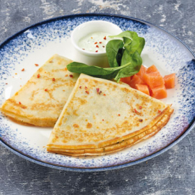 Блинчики с лососем и шпинатом