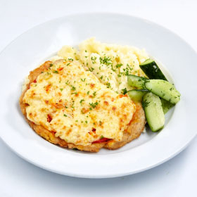 Куриная отбивная запеченная с овощами и картофельным пюре