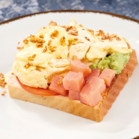 Скрэмбл с лососем и гуакамоле