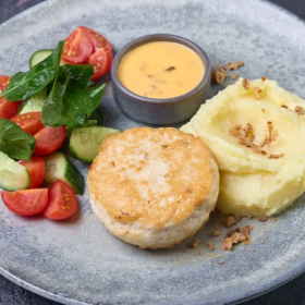 Котлета с сырным соусом и картофельным пюре 