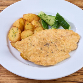 Куриная отбивная с малосольными огурцами и жареным картофелем (ПОНЕДЕЛЬНИК)
